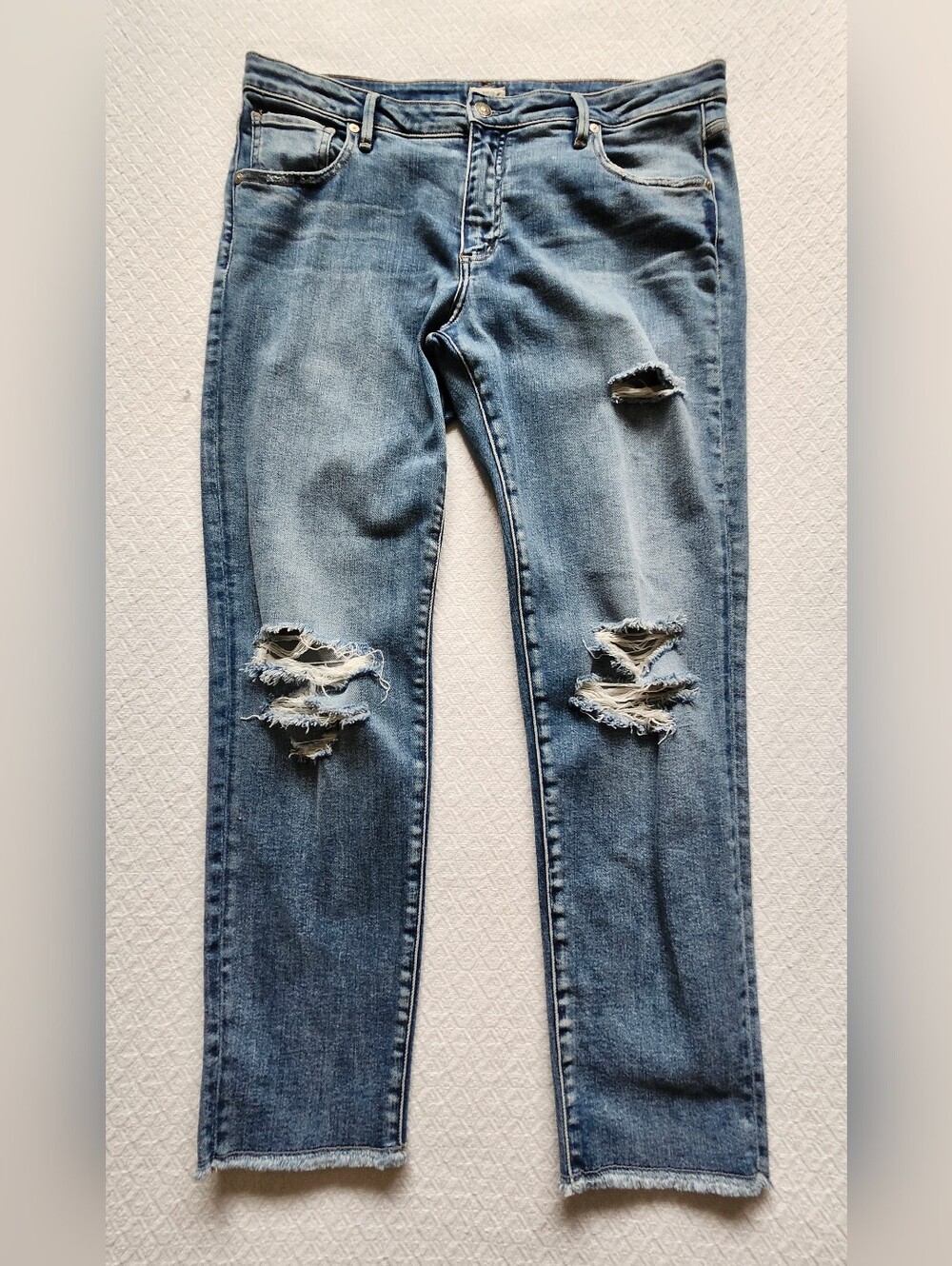 3 / $25 SILVER Jeans Co. "LORETTE" Distressed Blue Denim Skinny Jeans. Size 31. - Picture 4 of 16